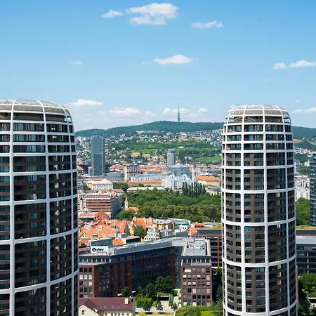 28th Floor Luxury Skyline 1bdrm - Downtown Center Братислава